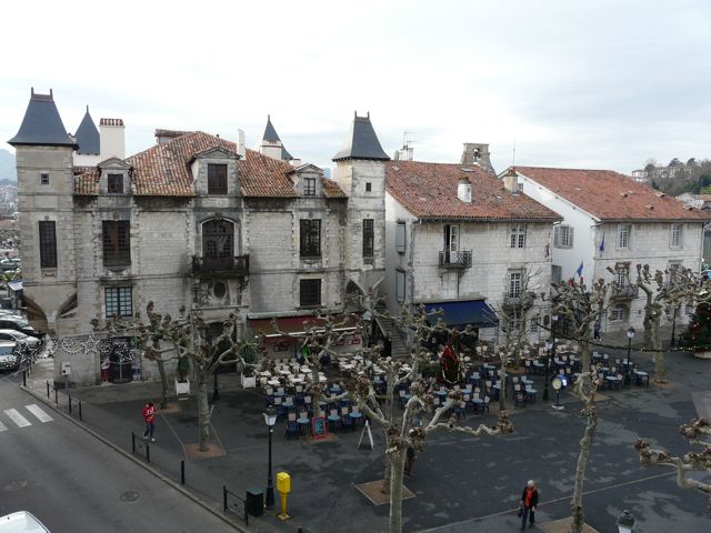 Lohobiague al lado del Ayuntamiento en la Plaza Louis XIV