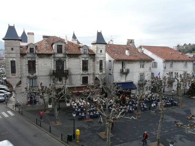 Lohobiague Enea a cote de la Mairie sur la Place Louis XIV