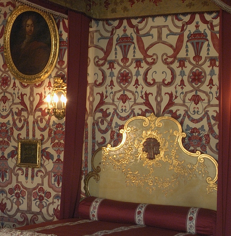 The Main Bedroom : King's bed : details